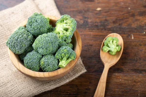 Varză Proaspătă Broccoli Într Placă Lemn Fundal Din Lemn — Fotografie, imagine de stoc