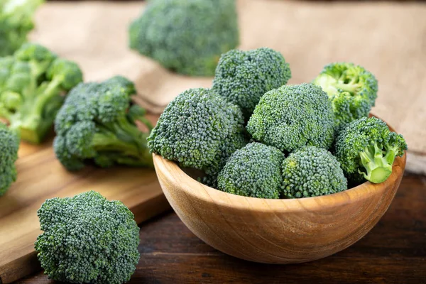Brokoli Segar Kubis Dalam Piring Kayu Pada Latar Belakang Kayu — Stok Foto