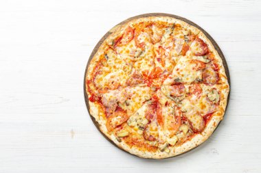 Tahta arka planda İtalyan pizzası.