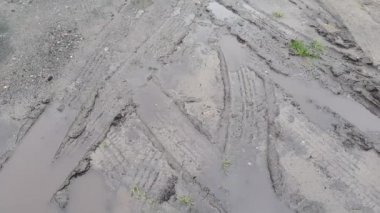 Çamurdaki lastik izleri
