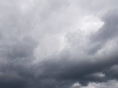 Şiddetli bir gri yağmur bulutuyla gök gürültülü bir fırtınadan önce. soyut arkaplan