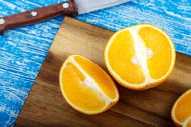 Masada dilimlenmiş portakal. Meyve dokusu açıkça görülüyor. Kahvaltı için vitamin içeceği.