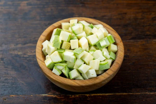 Courgettes Coupées Dés Dans Une Assiette Bois Sur Fond Brun — Photo