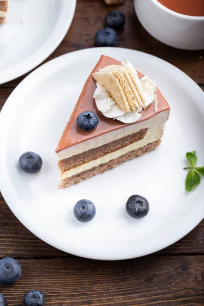 Yaban mersinli bir dilim pasta. Beyaz bir tabakta servis edildi..