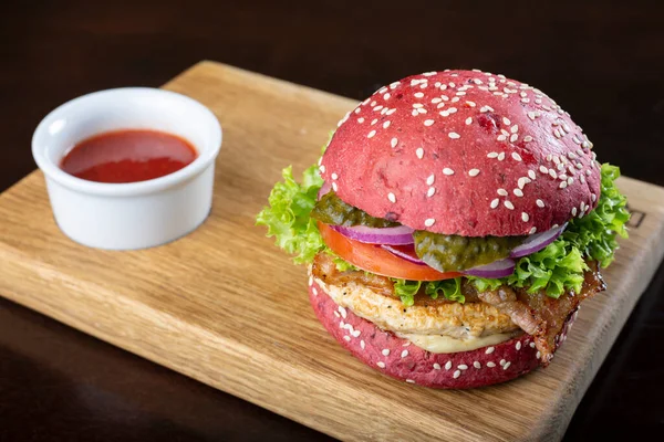 Červený Burger Kotletou Zeleninou Dřevěné Desce Místo Pro Text — Stock fotografie