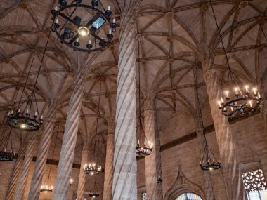 Valencia, İspanya. Mart 2018 civarı. Lonja de la Seda, Borsa Binası 'nın içi. İpek pazarı valensiyen gotik tarzda inşa edilmiştir..