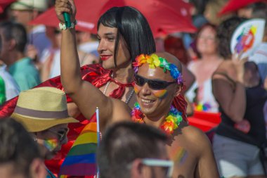 Madrid, İspanya. Temmuz 2017 dolaylarında. Madrid 'de eşcinsel yürüyüşünde fotoğraf çeken kimliği belirsiz neşeli insanlar..
