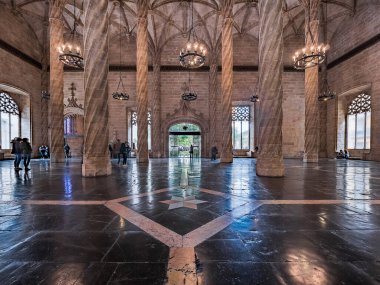 Valencia, İspanya. Mart 2018 civarı. Lonja de la Seda, Borsa Binası 'nın içi. İpek pazarı valensiyen gotik tarzda inşa edilmiştir..
