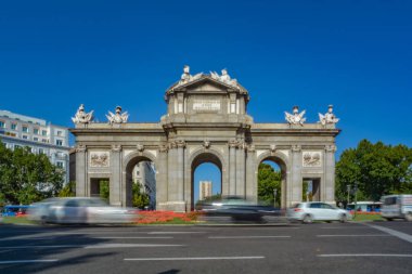 Puerta de Alcala, güneşli bir günde ünlü bir İspanyol anıtı. Madrid, İspanya.