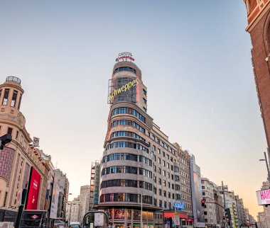 Madrid, İspanya. Ocak 2019 civarı. Capitol Binası, Plaza de Callao ve Gran Via Caddesi 'nde yürüyen insanlar..