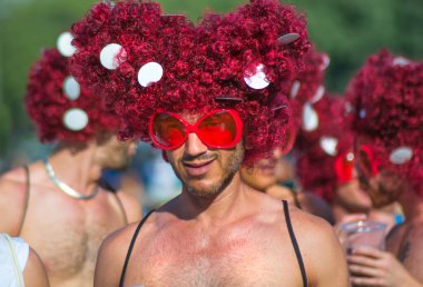 Madrid, İspanya. Temmuz 2017 dolaylarında. Peruklu adam. Gay Onur Yürüyüşü.