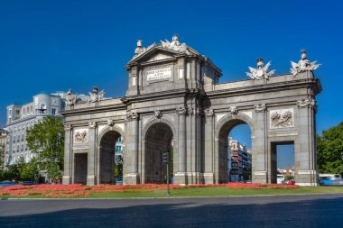 Puerta de Alcala, güneşli bir günde ünlü bir İspanyol anıtı. Madrid, İspanya.