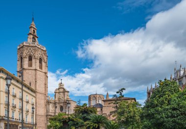 Miguelete, katedralin çan kulesi ve Valensiya 'daki Meryem Ana' nın Hükmü Bazilikası (Saint Mary Katedrali veya Valencia Katedrali))