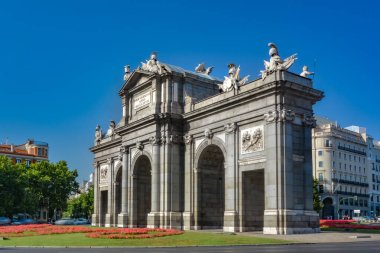 Puerta de Alcala, güneşli bir günde ünlü bir İspanyol anıtı. Madrid, İspanya.