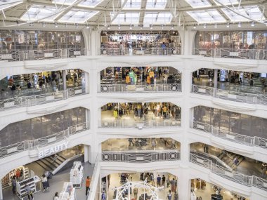Madrid, İspanya. Kasım 2018 civarı. Bir alışveriş merkezinin içi.