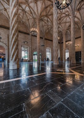 Valencia, İspanya. Mart 2018 civarı. Lonja de la Seda, Borsa Binası 'nın içi. İpek pazarı valensiyen gotik tarzda inşa edilmiştir..