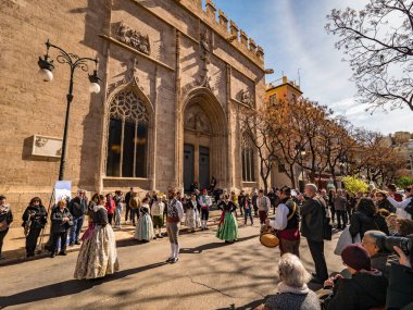Valencia, İspanya. Mart 2018 civarı. Geleneksel sokak danslarında gösteri yapan bir grup genç. Lonja de la Seda 'nın cephesi, Arkaplanda Meta Borsası Binası.