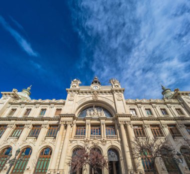 İspanya 'nın Valensiya şehir merkezindeki Plaza del Ayuntamiento Meydanı' ndaki Correos binası (Postane Binası) cephesi.