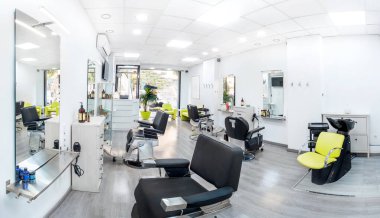 Modern, parlak bir saç ve güzellik salonu manzarası. Siyah-beyaz lüks dekorlu berber salonu iç işleri..