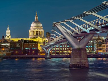 Arkasında Millennium köprüsü ve Saint Paul Katedrali olan Thames nehrinin gece manzarası. Londra şehri, Birleşik Krallık