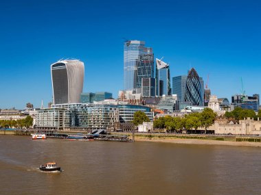 Güneşli bir günde Thames nehrinin havadan manzarası City Financial District gökdelenleri ve Londra Kulesi ile.  