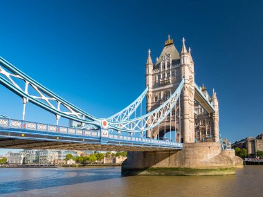 Londra, İngiltere 'de güneşli bir günde Thames nehri üzerindeki Tower Köprüsü' nün detayları