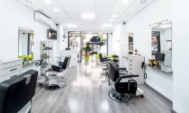 Modern, parlak saç ve güzellik salonu. Siyah-beyaz lüks dekorlu berber salonu iç işleri..