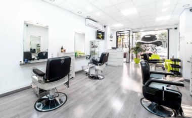 Modern, parlak saç ve güzellik salonu. Siyah-beyaz lüks dekorlu berber salonu iç işleri..