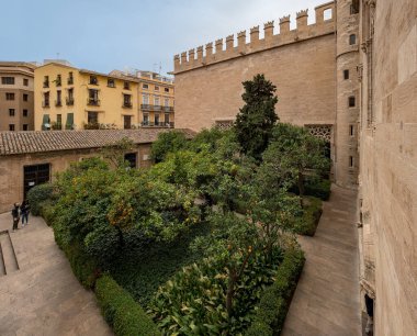 Valencia, İspanya. Mart 2018 civarı. Lonja de la Seda Bahçesi, Borsa Binası. İpek pazarı valensiyen gotik tarzda inşa edilmiştir..