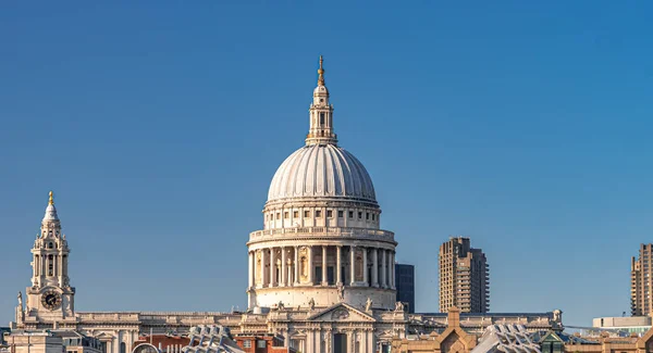 Vista dal ponte del Millennio della Cattedrale di San Paolo con cielo azzurro in una giornata di sole — Foto Stock