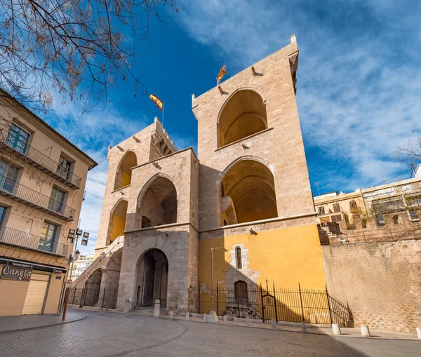 托雷斯 Torres Quart 是一座中世纪古老的基督徒塔楼 建于西班牙瓦伦西亚市 采用瓦伦西亚哥特式风格 — 图库照片