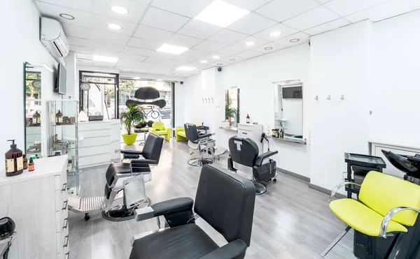 Modern, parlak bir saç ve güzellik salonu manzarası. Siyah-beyaz lüks dekorlu berber salonu iç işleri..