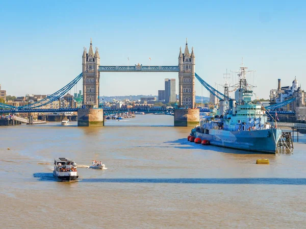 Veduta del Tower bridge sul Tamigi in una giornata di sole con il museo navale HMS Belfast — Foto Stock