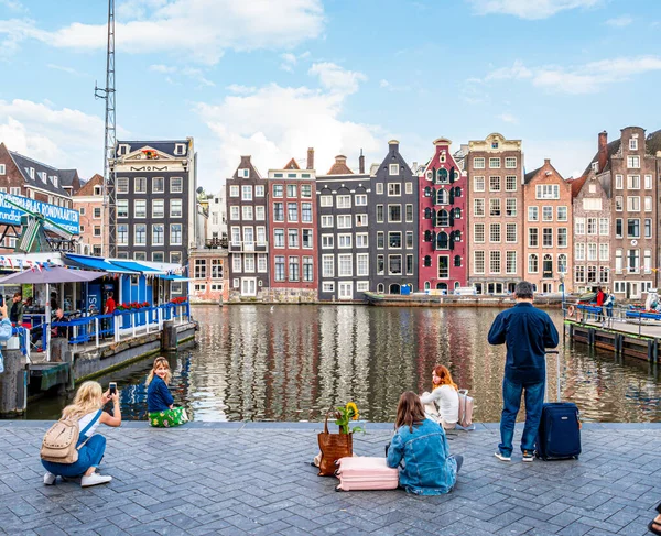 Amsterdam Nizozemsko Přibližně Srpen2019 Turisté Fotografování Slavných Domů Vedle Kanálů — Stock fotografie
