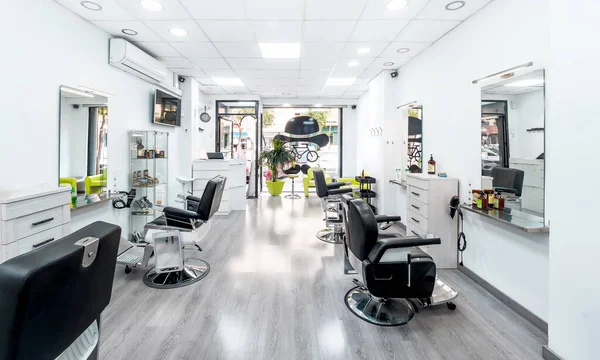 Modern, parlak saç ve güzellik salonu. Siyah-beyaz lüks dekorlu berber salonu iç işleri..