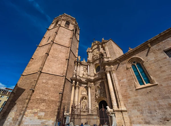 西班牙瓦伦西亚圣母升天教堂 圣玛丽大教堂或瓦伦西亚大教堂 的立面和大门 被称为 Puerta Los Elephant Ros 的巴洛克建筑风格 — 图库照片