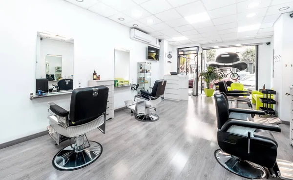 Modern, parlak saç ve güzellik salonu. Siyah-beyaz lüks dekorlu berber salonu iç işleri..
