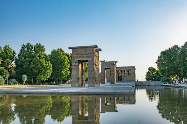 Antik Mısır Debot Tapınağı günbatımında. İspanya, Madrid 'in en önemli gezici anıtlarından biri..