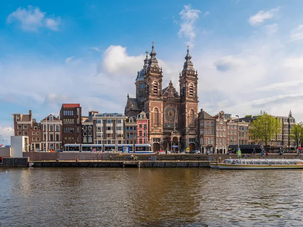 Kostel sv. Mikuláše v historickém centru Amsterdamu, Nizozemí za slunečného dne — Stock fotografie