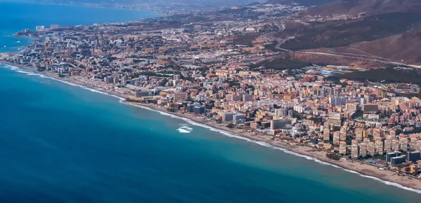 Vista aérea desde un avión de la costa de Torremolinos, Benalmádena y Fuengirola y Costa del Sol, Málaga en España. Concepto de desarrollo inmobiliario —  Fotos de Stock