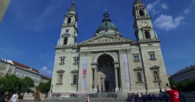 Budapeşte, Macaristan. Ağustos 2016 dolayları. St. Stephen Bazilikası 'nın dışında kamera hareketi.