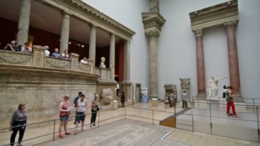 Berlin, Almanya. Ağustos 2016 dolayları. Pergamon Müzesi 'nde Miletus Pazar Kapısı' nı ziyaret eden turistler.