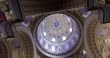 Budapeşte, Macaristan. Ağustos 2016 dolayları. St. Stephen Bazilikası 'nın içinde kamera ve eğim..