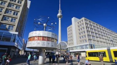 Berlin, Almanya. Ağustos 2016 dolayları. Alexanderplatz 'daki Dünya Saat ve Televizyon Kulesi