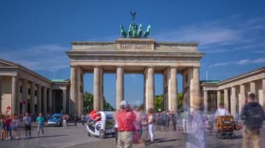Berlin, Almanya. Ekim 2017. Güneşli bir günde Berlin 'deki Brandenburg Kapısı' nı ziyaret eden turistlerin zaman aşımı.