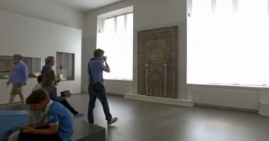 Berlin, Almanya. Çember 2017. Turistler Pergamon Müzesi 'nde İslam sanatı seyrediyorlar. Sinematik kamera hareketi.
