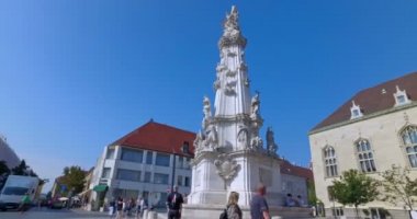 Budapeşte, Macaristan. Eylül 2016 civarı. Matthias Kilisesi 'nin dışındaki Fisherman Kalesi' ndeki Kutsal Üçleme sütunu..