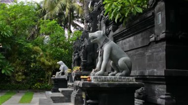 Endonezya, Bali 'deki Hinduist bir tapınağın girişindeki köpek heykelleri.