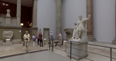Berlin, Almanya. Mayıs 2018. Pergamon müzesindeki Trajan tapınağını ziyaret eden turistler. Sinematik kamera hareketi.