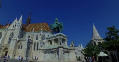 Budapeşte, Macaristan. Eylül 2016 civarı. Roma Katolik Kilisesi ve Kral I. Stephen Balıkçı Kalesi 'ndeki anıt..
